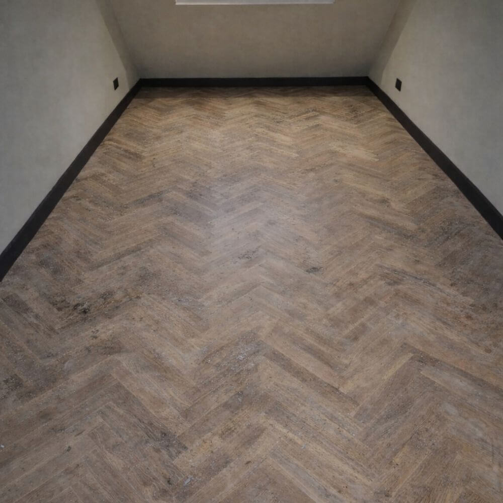 visgraat-vloer-versleten-nog-niet-geolied Doffe visgraat parketvloer vóór schuren en behandelen, met zichtbare gebruikssporen en matte uitstraling