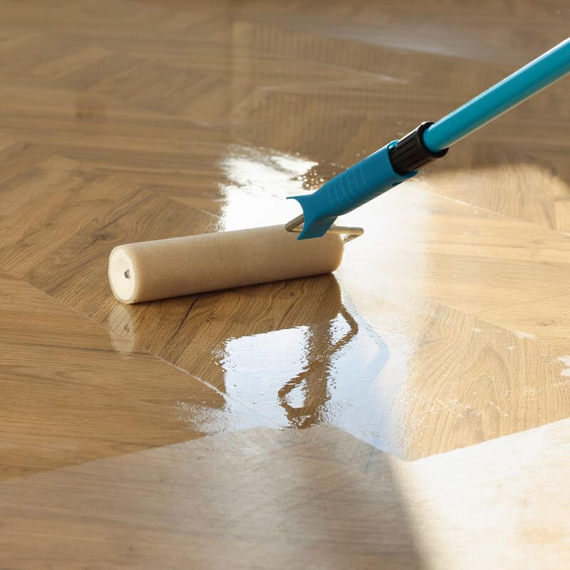 Parketvloer lakken – sterke beschermlaag op houten vloer na schuren