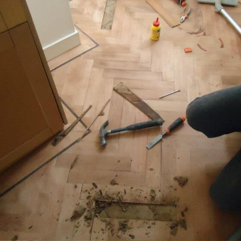 Beschadigde parketvloer herstellen – reparatie van krassen en scheuren in hout