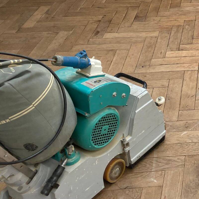Parketvloer schuren met schuurmachine – professionele renovatie houten vloer